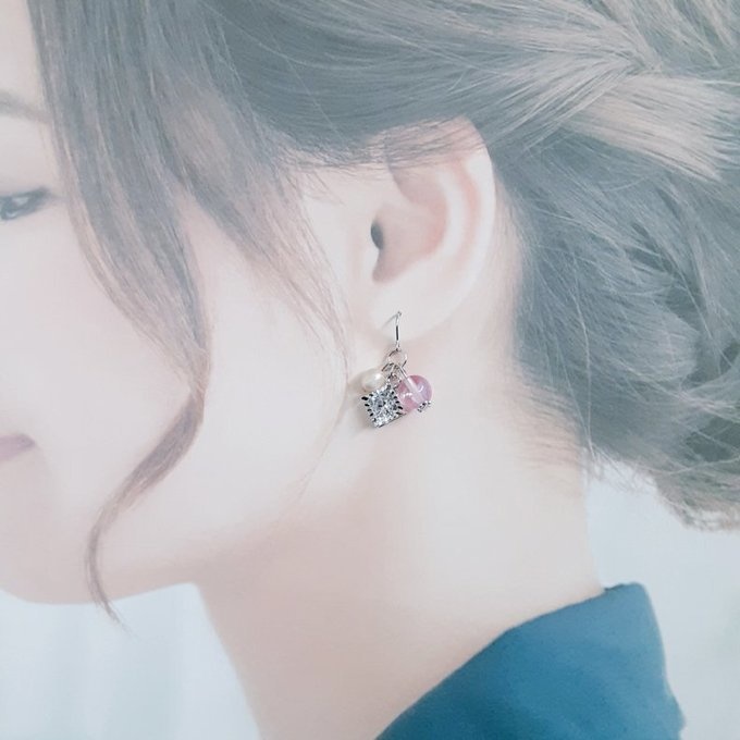 ジルコニア風スクエアチャームと淡水パールとルナフラッシュのピアス/イヤリング(ピンク)