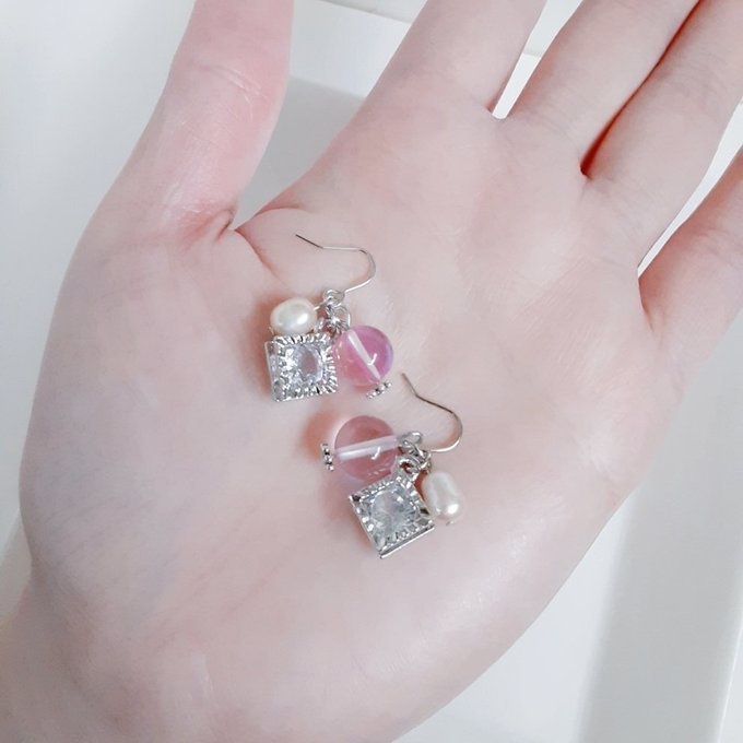 ジルコニア風スクエアチャームと淡水パールとルナフラッシュのピアス/イヤリング(ピンク)