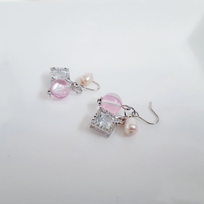 ジルコニア風スクエアチャームと淡水パールとルナフラッシュのピアス/イヤリング(ピンク)