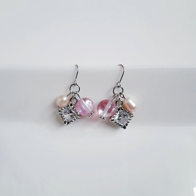 ジルコニア風スクエアチャームと淡水パールとルナフラッシュのピアス/イヤリング(ピンク)