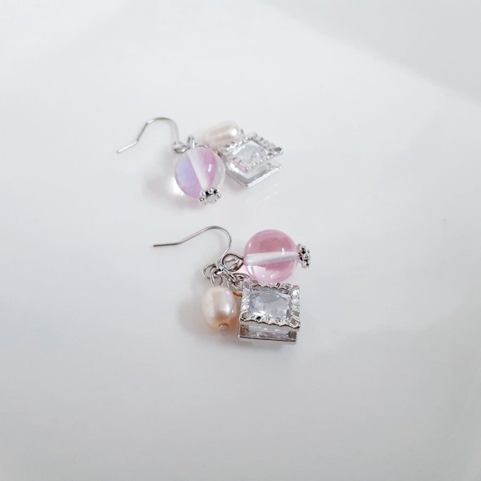 ジルコニア風スクエアチャームと淡水パールとルナフラッシュのピアス/イヤリング(ピンク)