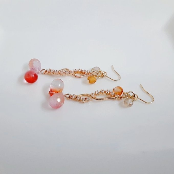 1ペアのみ☆ぷっくりしずくとひねりクロスのシャープなピアス/イヤリング(サンセットオレンジ)