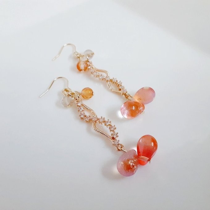 1ペアのみ☆ぷっくりしずくとひねりクロスのシャープなピアス/イヤリング(サンセットオレンジ)