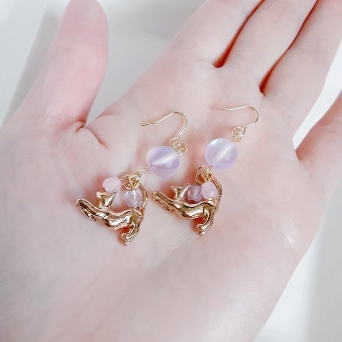 ルナフラッシュとお座り猫ちゃんのワンポイントピアス/イヤリング(ライトアメジスト)