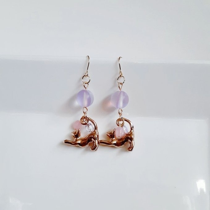 ルナフラッシュとお座り猫ちゃんのワンポイントピアス/イヤリング(ライトアメジスト)