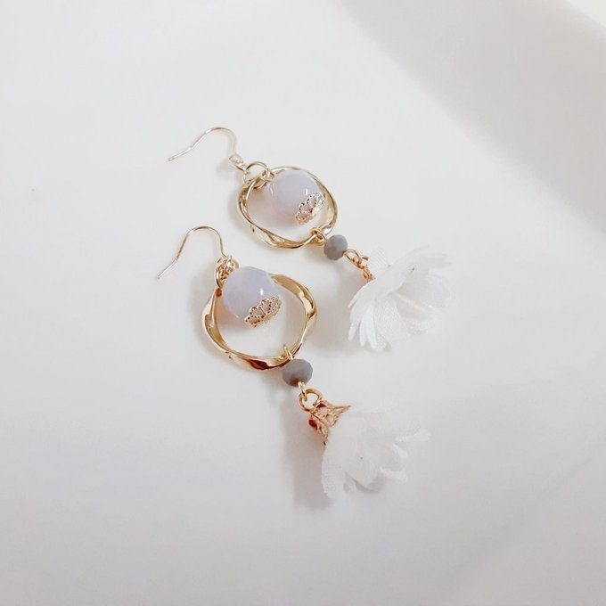 ひねりフープとフラワータッセルのお洒落ピアス/イヤリング(ホワイト)