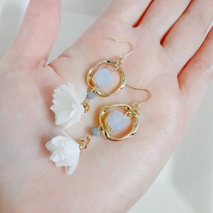 ひねりフープとフラワータッセルのお洒落ピアス/イヤリング(ホワイト)