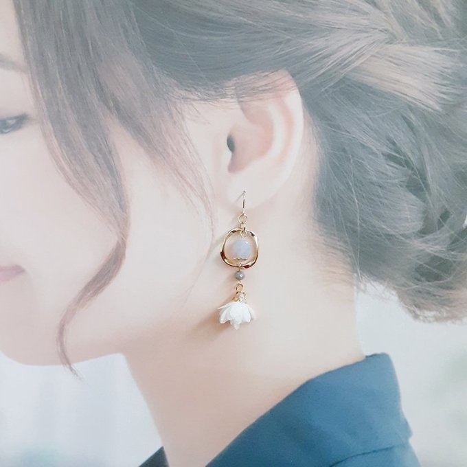 ひねりフープとフラワータッセルのお洒落ピアス/イヤリング(ホワイト)
