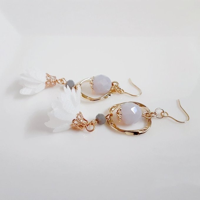 ひねりフープとフラワータッセルのお洒落ピアス/イヤリング(ホワイト)