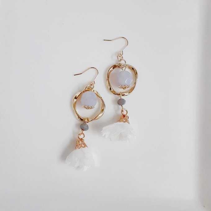 ひねりフープとフラワータッセルのお洒落ピアス/イヤリング(ホワイト)