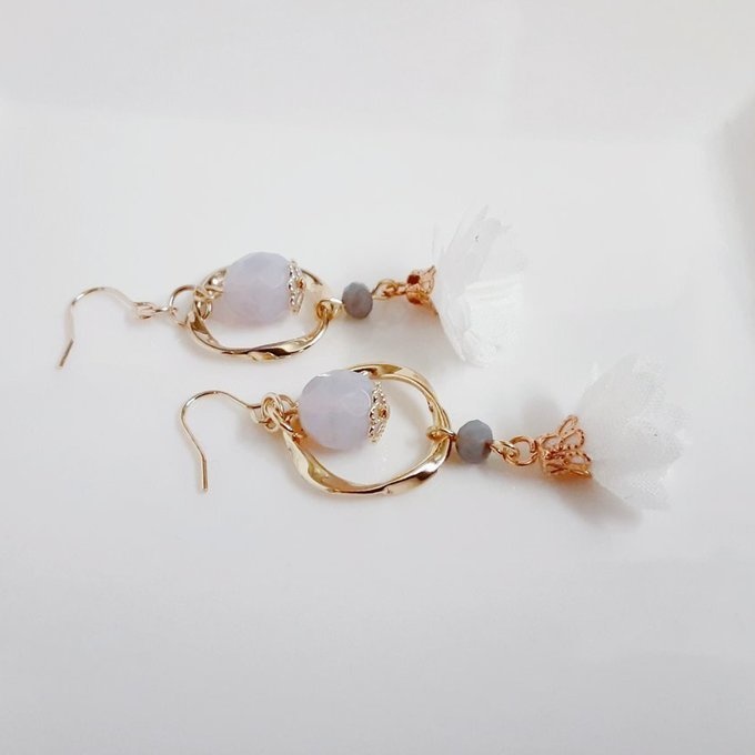 ひねりフープとフラワータッセルのお洒落ピアス/イヤリング(ホワイト)