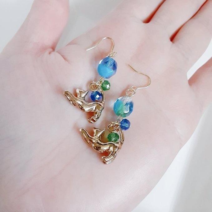 ファイアポリッシュチェコビーズとお座り猫ちゃんのワンポイントピアス/イヤリング(ブル―グリーン)