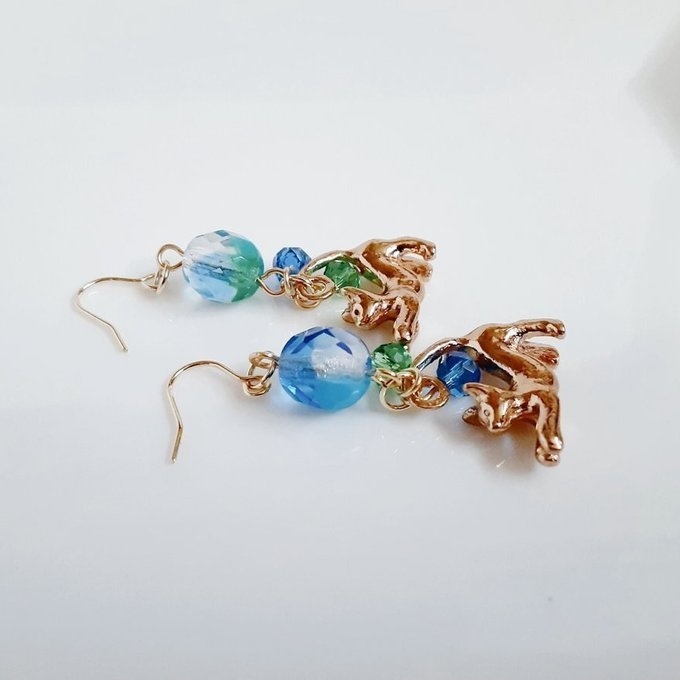 ファイアポリッシュチェコビーズとお座り猫ちゃんのワンポイントピアス/イヤリング(ブル―グリーン)