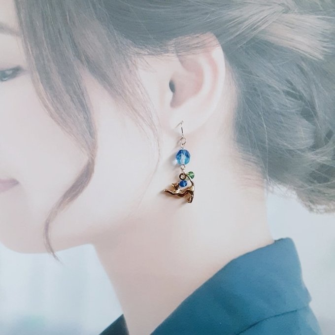 ファイアポリッシュチェコビーズとお座り猫ちゃんのワンポイントピアス/イヤリング(ブル―グリーン)