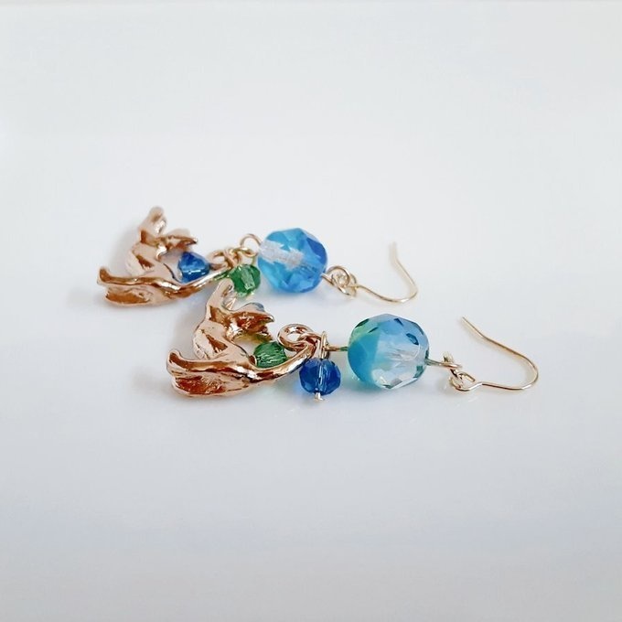 ファイアポリッシュチェコビーズとお座り猫ちゃんのワンポイントピアス/イヤリング(ブル―グリーン)