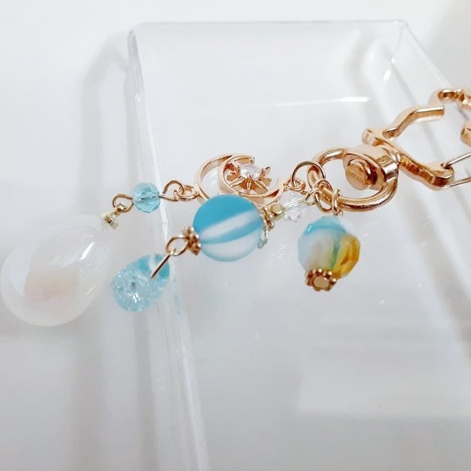 幻想的なパールチャームと宇宙モチーフが素敵な大ぶりサイズのお洒落キーホルダー(トロピカル)