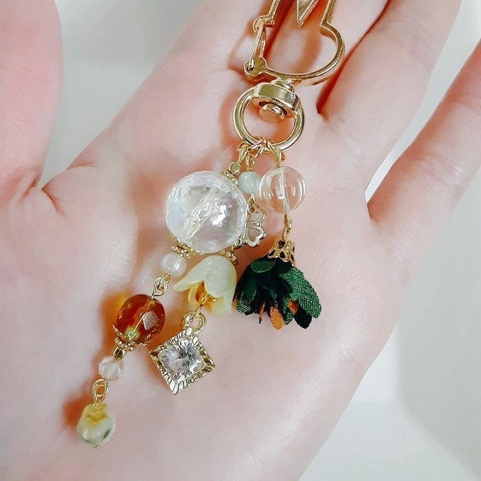 ジルコニア風チャームが揺れる☆虹色モザイクビーズとお花モチーフが可愛いウサギちゃんキーホルダー(ブラウン)