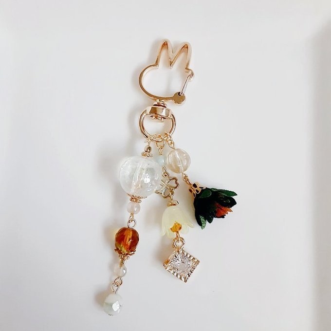 ジルコニア風チャームが揺れる☆虹色モザイクビーズとお花モチーフが可愛いウサギちゃんキーホルダー(ブラウン)