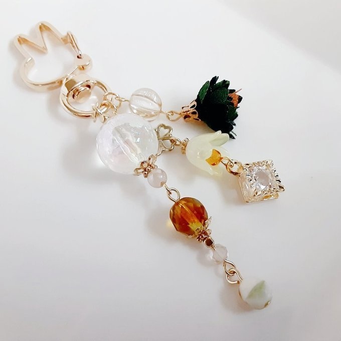 ジルコニア風チャームが揺れる☆虹色モザイクビーズとお花モチーフが可愛いウサギちゃんキーホルダー(ブラウン)