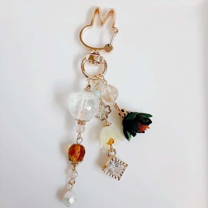 ジルコニア風チャームが揺れる☆虹色モザイクビーズとお花モチーフが可愛いウサギちゃんキーホルダー(ブラウン)