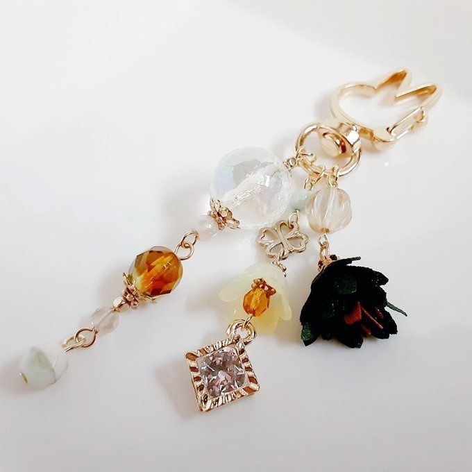 ジルコニア風チャームが揺れる☆虹色モザイクビーズとお花モチーフが可愛いウサギちゃんキーホルダー(ブラウン)