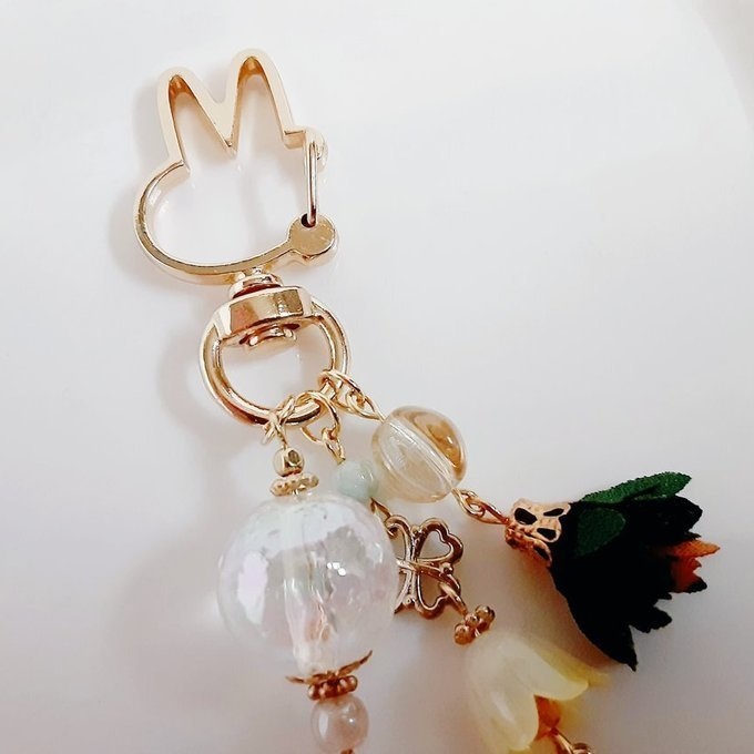 ジルコニア風チャームが揺れる☆虹色モザイクビーズとお花モチーフが可愛いウサギちゃんキーホルダー(ブラウン)