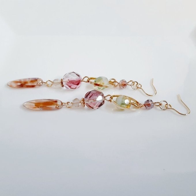 チェコビーズとオーバルフープのお洒落ロングピアス/イヤリング(パープルブラウン)