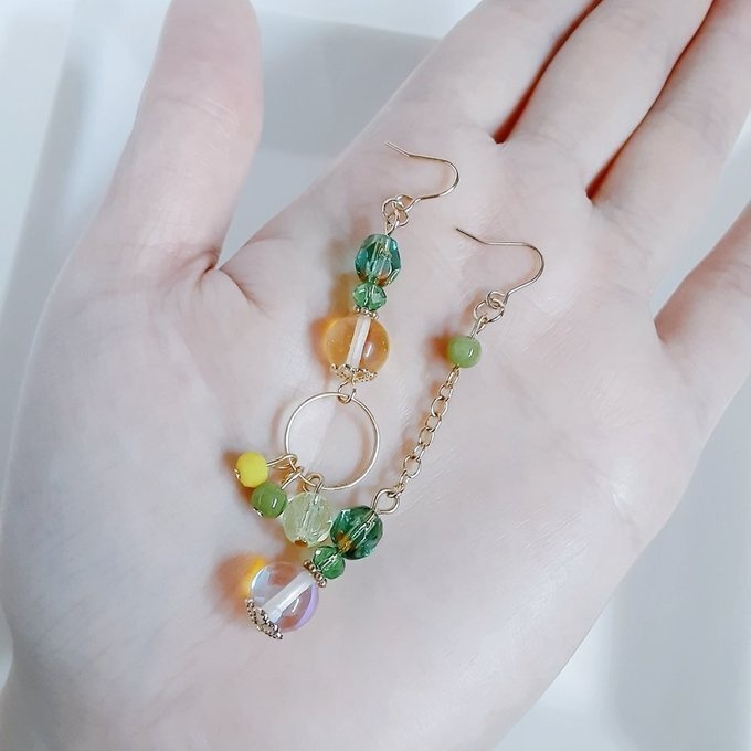 ラウンドフープ付き☆ルナフラッシュとガラスビーズの爽やかイエローグリーン色のアシンメトリーピアス/イヤリング