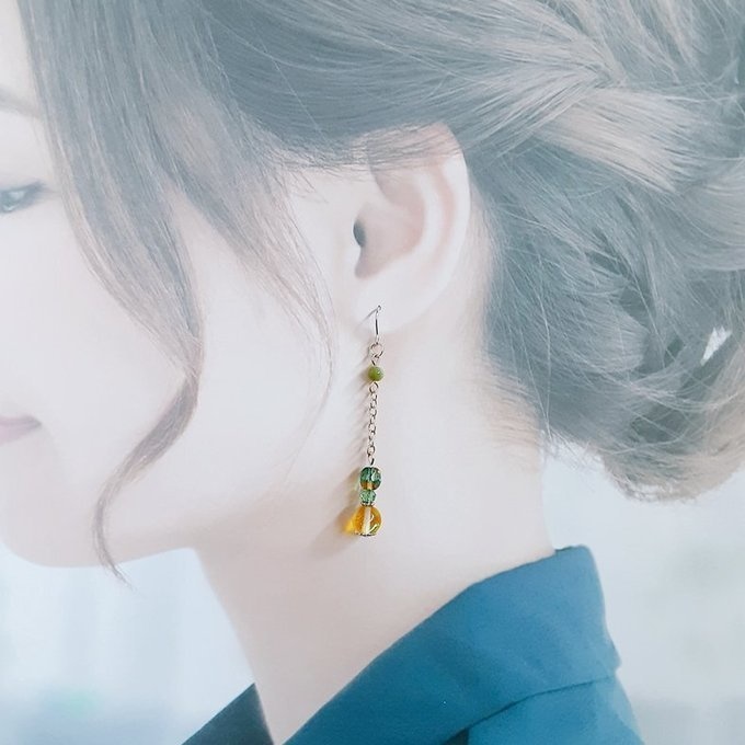 ラウンドフープ付き☆ルナフラッシュとガラスビーズの爽やかイエローグリーン色のアシンメトリーピアス/イヤリング