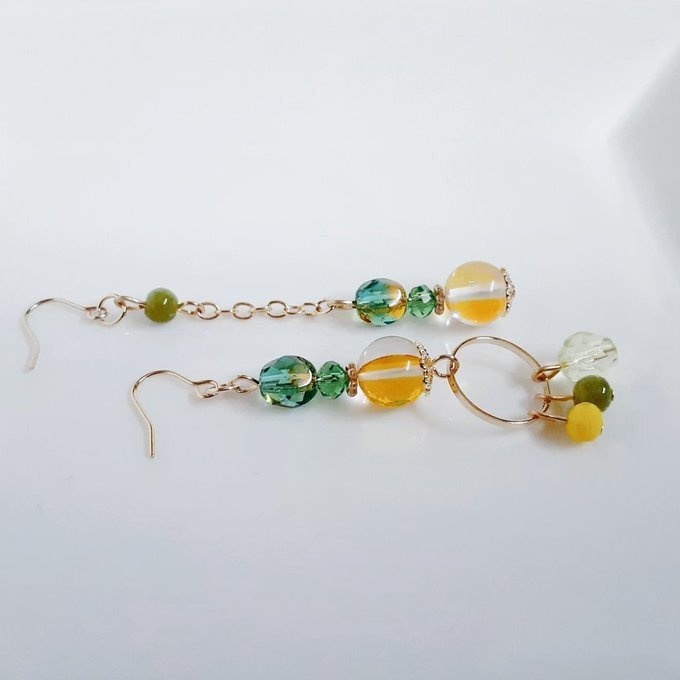 ラウンドフープ付き☆ルナフラッシュとガラスビーズの爽やかイエローグリーン色のアシンメトリーピアス/イヤリング