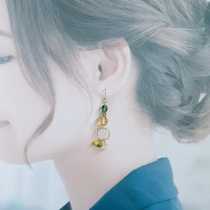 ラウンドフープ付き☆ルナフラッシュとガラスビーズの爽やかイエローグリーン色のアシンメトリーピアス/イヤリング