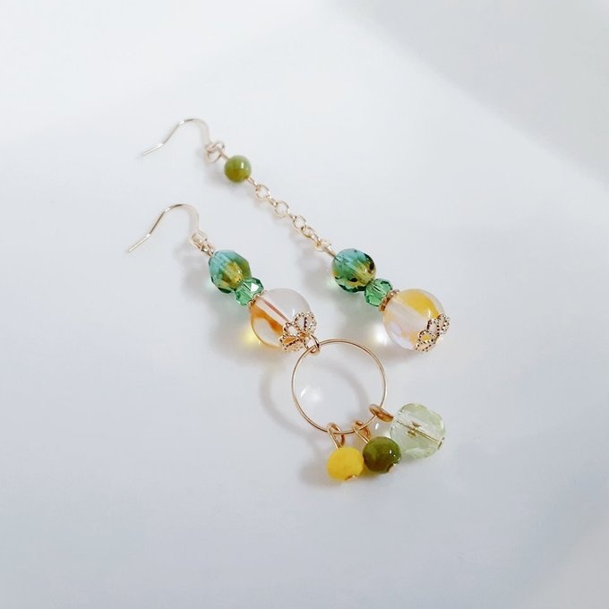 ラウンドフープ付き☆ルナフラッシュとガラスビーズの爽やかイエローグリーン色のアシンメトリーピアス/イヤリング