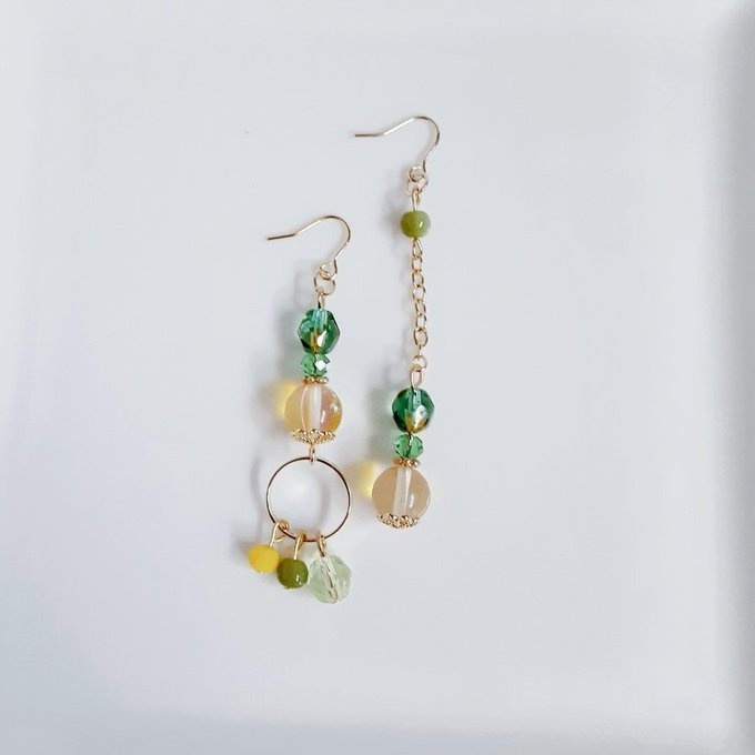 ラウンドフープ付き☆ルナフラッシュとガラスビーズの爽やかイエローグリーン色のアシンメトリーピアス/イヤリング