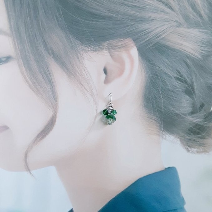 とんぼ玉ビーズとガラスビーズのプチジャラジャラピアス/イヤリング(エメラルドグリーン)