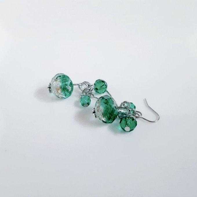とんぼ玉ビーズとガラスビーズのプチジャラジャラピアス/イヤリング(エメラルドグリーン)