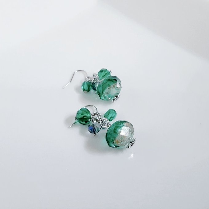 とんぼ玉ビーズとガラスビーズのプチジャラジャラピアス/イヤリング(エメラルドグリーン)