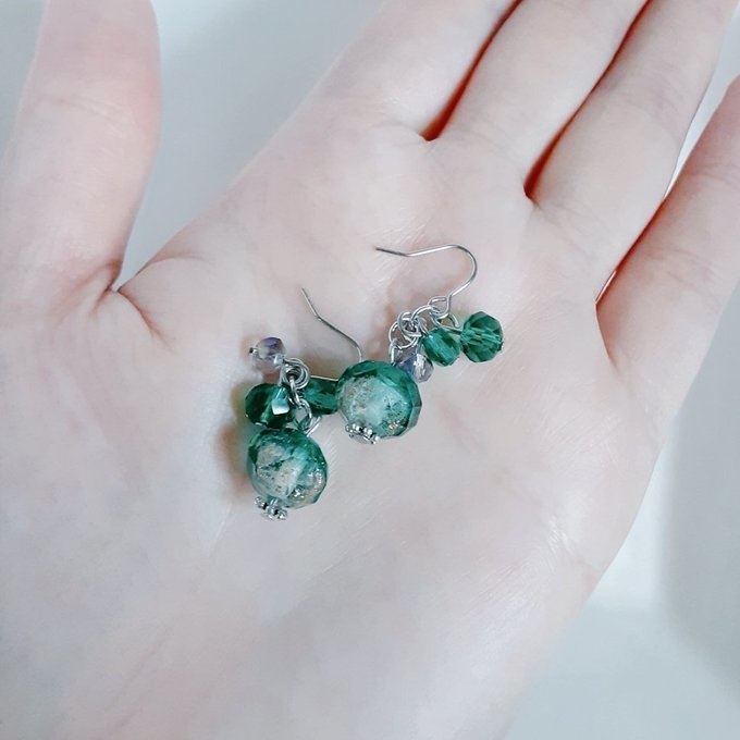 とんぼ玉ビーズとガラスビーズのプチジャラジャラピアス/イヤリング(エメラルドグリーン)