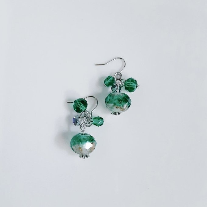とんぼ玉ビーズとガラスビーズのプチジャラジャラピアス/イヤリング(エメラルドグリーン)