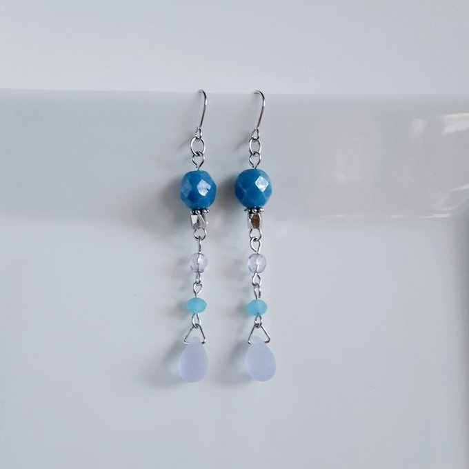 アンティーク風ライトブルーカラーのゆらゆらロングピアス/イヤリング