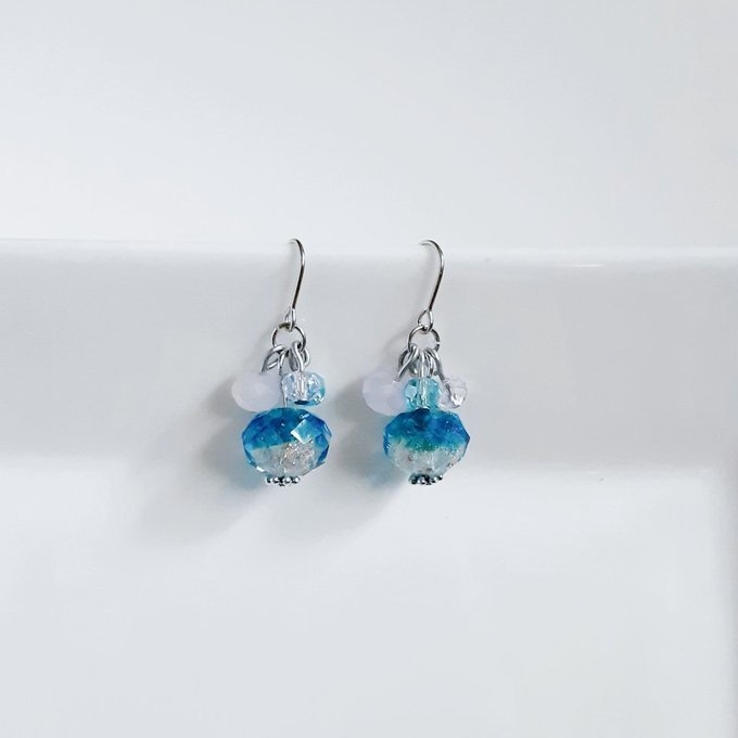 とんぼ玉ビーズとガラスビーズのプチジャラジャラピアス/イヤリング(アクアブルー)