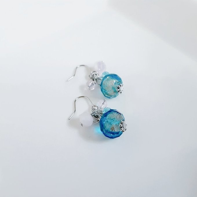 とんぼ玉ビーズとガラスビーズのプチジャラジャラピアス/イヤリング(アクアブルー)