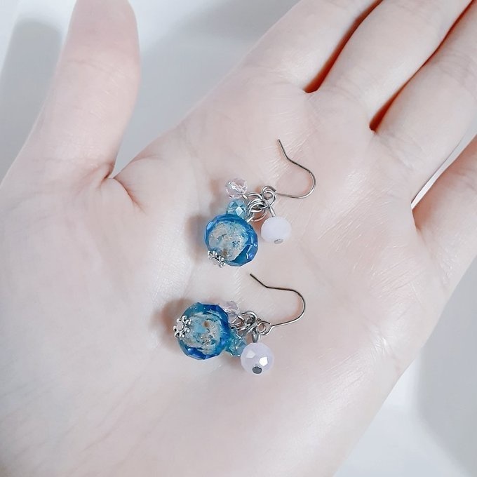 とんぼ玉ビーズとガラスビーズのプチジャラジャラピアス/イヤリング(アクアブルー)