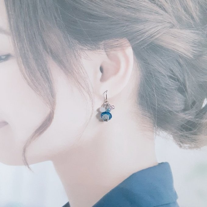 とんぼ玉ビーズとガラスビーズのプチジャラジャラピアス/イヤリング(アクアブルー)