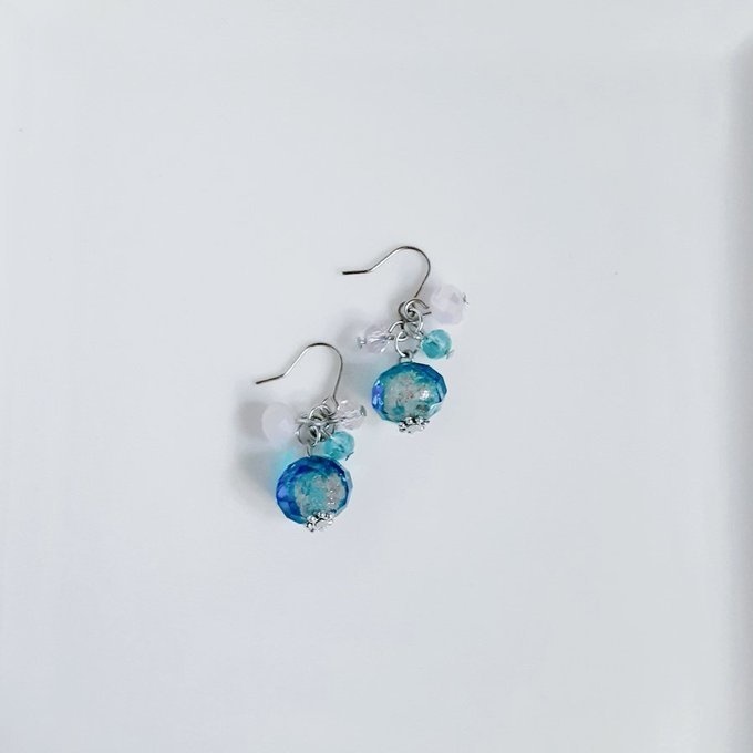 とんぼ玉ビーズとガラスビーズのプチジャラジャラピアス/イヤリング(アクアブルー)