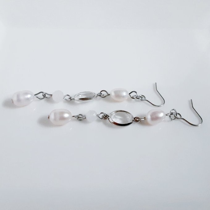 上品な淡水パールとアクリルフレームストーンのピアス/イヤリング