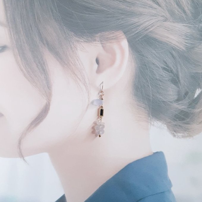 シャープなスクエアのアクリルフレームストーンとアメジストとぷっくりしずくのシンプルピアス/イヤリング
