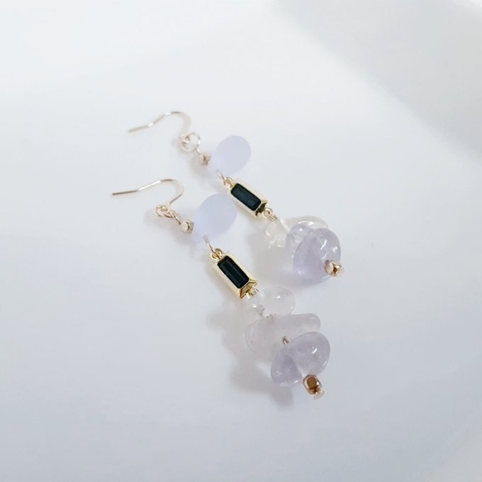 シャープなスクエアのアクリルフレームストーンとアメジストとぷっくりしずくのシンプルピアス/イヤリング