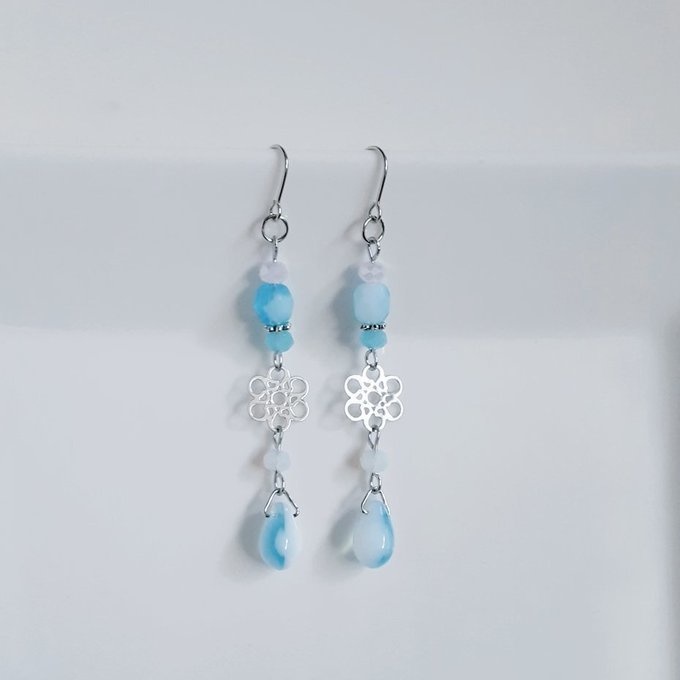 透かしとガラスビーズのミルキーブルーカラーのピアス/イヤリング
