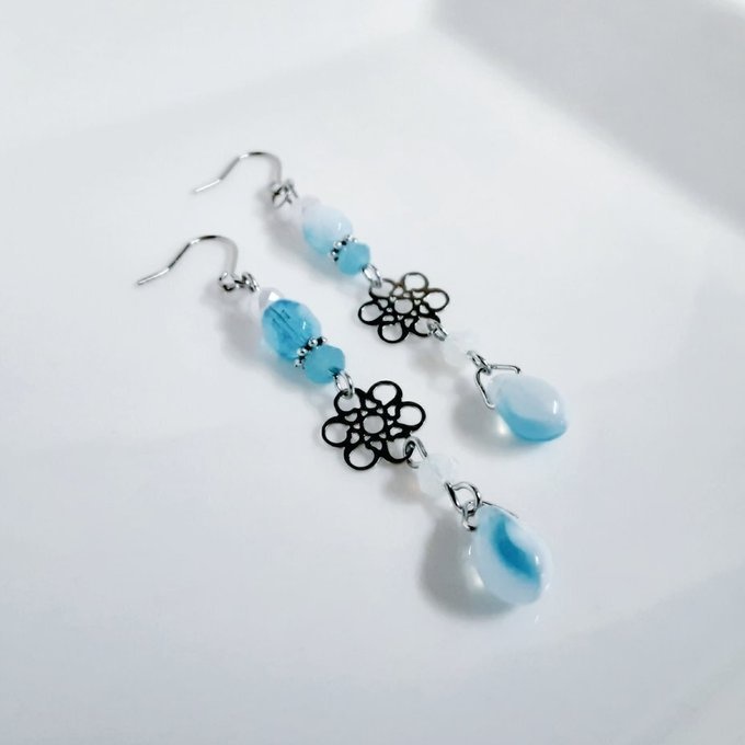透かしとガラスビーズのミルキーブルーカラーのピアス/イヤリング