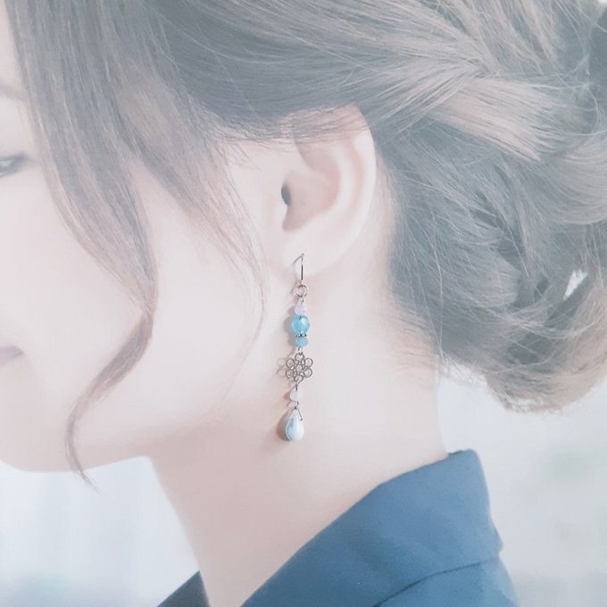 透かしとガラスビーズのミルキーブルーカラーのピアス/イヤリング